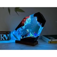 Lampe de chevet Dioroma en résine époxy écologique, motif pieuvre géante et couple de plongeurs, lumière nocturne à température de couleur réglable et intensité variable, unique