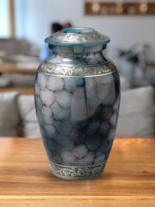 Elegante urna de cremación de latón plateado azul estilo europeo cenizas humanas para adultos conmemorativo biodegradable respetuoso con el medio ambiente 200-220 pulgadas cúbicas - Product Image 3