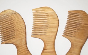 Peigne en bois à dents larges pour cheveux bouclés et réduction de la chute des cheveux, disponible pour l'exportation, prix d'exportation depuis l'Inde - Product Image 2