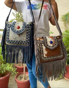 Bolso de Mano de Cuero Auténtico con Flecos de Piel, Bolso de Cuero Elegante con Pelo, Estilo Bohemio, Hecho a Mano en India - Product Image 4