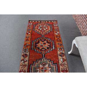 Alfombra Vintage Herki Runner de 2.6x9.8 pies (79x300 cm), Alfombra Turca de Lana con Borde Rojo - Product Image 4