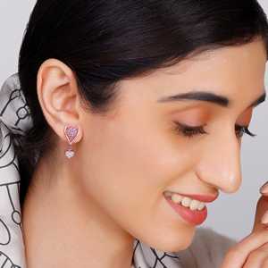 Delicados Pendientes de Oro Rosa con Diseño de Crocus en Flor, Creados con un Tema Floral Romántico para Mujeres Modernas - Product Image 6