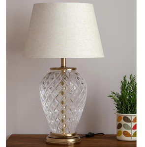 Lampe de table géométrique unique en forme de sablier recouverte de corde naturelle texturée et de tissage en tissu, à prix de gros. - Product Image 3