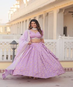 Rehaussez votre garde-robe ethnique avec notre exquise collection de lehenga choli, parfaite pour les mariages et les occasions festives. - Product Image 2