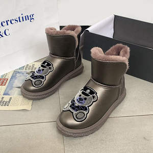รองเท้าบูทข้อเท้าแฟชั่นผู้หญิง ลายหมีน้อย สำหรับฤดูหนาว กันลื่น วัสดุส่วนบนเป็นสังเคราะห์ พื้นรองเท้าด้านในขนสัตว์เทียม หนังแกะ ยาง - Product Image 1