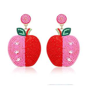 Pendientes de alta calidad hechos a mano con cuentas de semillas, diseño de manzana, en colores rojo y rosa, para niñas, de la India. - Product Image 1