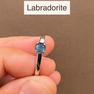 Anillo de compromiso y boda de plata de ley 925 con labradorita chapada en rodio, engaste de garra, estilo moderno para aniversario, uso diario y fiestas - Product Image 4