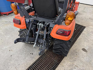 Tractor de Pedales con Tracción en las 4 Ruedas de 18 HP con Motor y Bomba para Uso en Jardines de Alta Productividad, Modelo BX23SLB-R-1 - Product Image 2