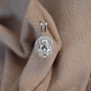 จี้เพชรโมอิสซาไนต์ทรงรี เงินแท้ 925 ประดับเพชรโมอิสซาไนต์แบบ 4 กรงเล็บ สำหรับผู้หญิง - Product Image 2