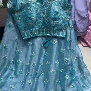 Ensemble Lehenga Choli de créateur avec broderie Jarkan lourde, jupe évasée de 3 mètres, chemisier cousu, bordure filet sur quatre côtés, longueur ras du sol, protection solaire - Product Image 2