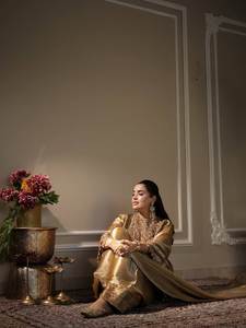 Ensemble haut et salwar en soie pure Fendy, broderie lourde de sequins, avec dupatta à bordure en dentelle brodée de sequins Fendy - Product Image 3