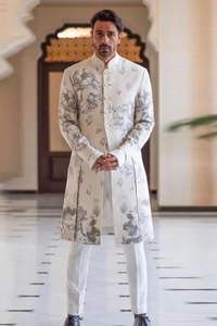 Sherwani et pantalon pour hommes noirs de créateur avec de belles perles de verre en cristal ornées, Resham, travail de broderie séquentielle = 2025 - Product Image 2