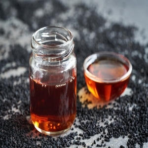 น้ำมันเมล็ดยี่หร่าสีดำเกรดอาหารพรีเมียมสารสกัดจากสมุนไพรป่าที่ปลูกในขวดสีดำ - Product Image 4