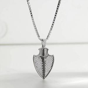 Collar con Colgante de Diamante Moissanite VVS Moderno, Estilo Hip Hop, con Diseño de Escudo de Guerrero en Plata 925 Chapada en Oro, a Bajo Precio - Product Image 1