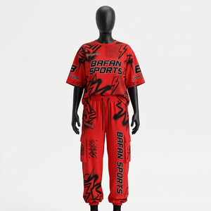 Conjunto de Camiseta Roja Estampada de Algodón de 210 GSM de Alta Calidad con Pantalones Cargo para Mujer, Ropa Urbana con Logotipo Personalizado - Product Image 5