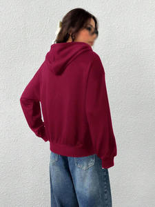 Sweat à capuche oversize à col cheminée avec fermeture éclair, logo personnalisé, en molleton de coton imprimé et brodé, style streetwear, pour femme, idéal pour l'hiver et les activités quotidiennes. - Product Image 2