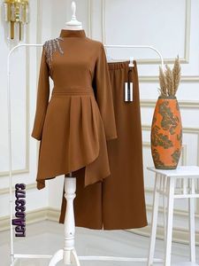 Ensembles de coordination d'hiver chics et modestes pour femmes en tissu chaud de couleur unie douce avec ajustement personnalisé pour le style musulman indien et pakistanais - Product Image 6