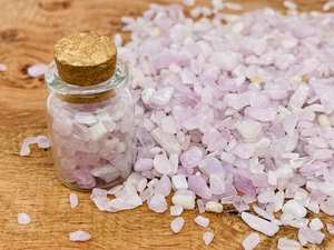 Kunzite Chips de cristal en bruto natural Mini botella a granel sin tratar Tamaño personalizado Cuarzo de piedras preciosas sueltas - Product Image 4