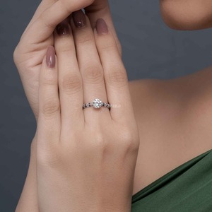 Bague solitaire en or blanc 14 carats avec accents de saphir bleu bague de mariage élégante en diamant de laboratoire pour femme - Product Image 2