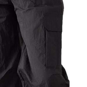 Pantalones cargo unisex de alta calidad de nailon negro con diseño bordado estilo callejero para hombres y mujeres tela personalizada - Product Image 6