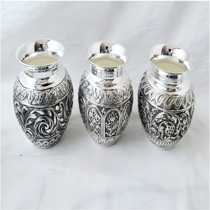 Vase en laiton décoratif en argent fabriqué à la main motifs floraux gravés complexes pour mariage Diwali décor de table Design Art déco - Product Image 1