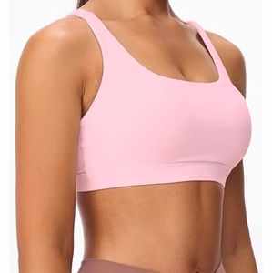 สปอร์ตบราของผู้หญิงระบายอากาศได้ดีขนาดพลัสไซส์พร้อมโลโก้ด้านหน้า - Product Image 1