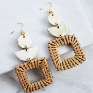 Boucles d'oreilles pendantes à la mode élégante pour femmes et filles Rotin de haute qualité avec design tendance en métal pour vêtements de fête - Product Image 1