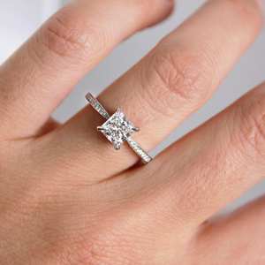 Anillo de compromiso de diamantes de corte princesa de 7mm | Pave Band Solitario | Plata esterlina chapada en oro de 18 quilates Boda nupcial minimalista Fine - Product Image 3