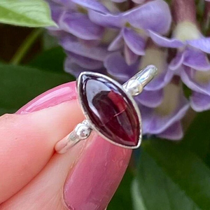 แหวนเงินแท้ 925 ประดับพลอยโกเมนทรงมาร์ควิส  สำหรับเดือนมกราคม  งานแฮนด์เมด ราคาโรงงาน - Product Image 2