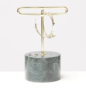 Soporte de joyería de metal asequible pero a la moda con un pulido dorado para viajes o almacenamiento compacto - Product Image 5
