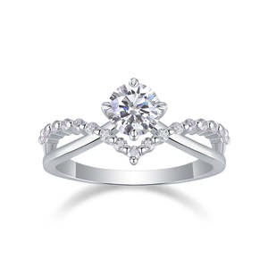 Bague de fiançailles en argent sterling S925 avec diamant CZ rond brillant de 1 carat, alliance torsadée en V avec pierres latérales en forme de couronne - Product Image 1