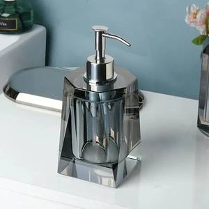 Los accesorios de baño de metal y vidrio ofrecen un excelente valor combinando durabilidad y estilo atemporal. - Product Image 1