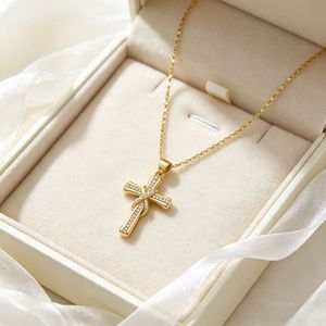 Collier Pendentif Croix Torsadée Plaqué Or avec Zircon Cubique pour Femme, Chaîne de Clavicule Religieuse en Cuivre - Product Image 3