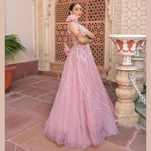 Vestido de novia tradicional de diseñador para mujer Vestido rosa con trabajo hecho a mano blanco y perlas para fiestas o ropa de boda de la India a granel - Product Image 4