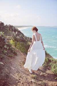 Robe Maxi en coton écologique Pure Sky avec décoration de boutons à volants Design minimaliste Motif solide lavable Fabriqué en Inde - Product Image 2