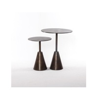 Table d'appoint artisanale mettant en valeur une forme organique unique et une construction solide pour rehausser les intérieurs créatifs et personnalisés !