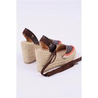 Espadrille fermée à talon compensé haut