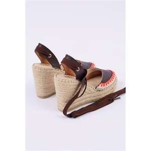 Alpargata cerrada con tacón de cuña alto - Product Image 3