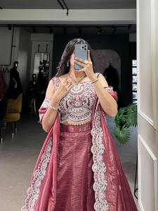 Nouveau 2025 Designer Gold Crush Full Stitched Lehenga Choli Séquence et travail de broderie de fil avec Dupatta India Exporte la qualité - Product Image 2
