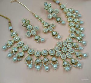 Conjunto de pendientes de collar de perlas de Gargantilla Kundan de tono dorado tradicional y de moda de lujo indio con Mangtikka para mujeres y niñas - Product Image 1