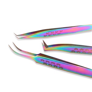 Pinzas de agarre cómodo hechas a mano con agarre suave para pestañas postizas, con logotipo grabado personalizado, fáciles de usar para crear abanicos de volumen. - Product Image 3