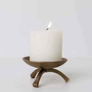 Bougeoir en bronze rustique à trois pieds pour une ambiance vintage et industrielle. Disponible aux prix de gros. - Product Image 1