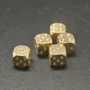 Dado a 6 facce in ottone lucido da 11 mm, cubo in metallo anticato per giochi di ruolo, poker, bar e giochi da collezione - Product Image 2