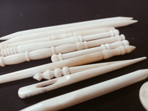 Ganchos de ganchillo de hueso hechos a medida, herramientas para hacer encaje de hueso y agujas de hueso ideales para tienda de suministro de hilo y fibra para reventa - Product Image 4