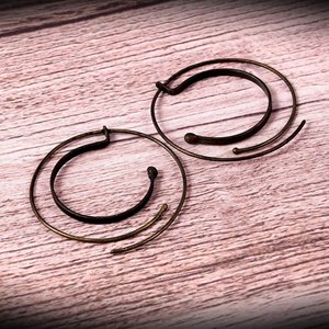 Pendientes de aro de latón chapados en oro de 18 quilates de diseño circular único, colgante fino, acabado Vintage para mujeres para fiestas y regalos - Product Image 2