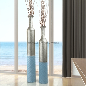 Jarrones de metal de lujo en color plateado pulido con una forma elegante única con diseño curvo para una decoración sofisticada del hogar - Product Image 4