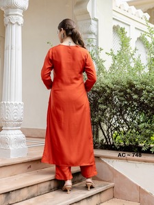 Salwar Kameez indien pakistanais de créateur en rayonne lourde avec broderies multicolores et détails orange, idéal pour les fêtes, mariages et tenues décontractées. - Product Image 2