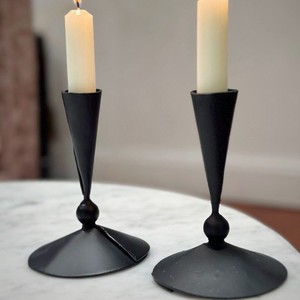 Bougeoirs en métal de style antique exquis pour les amateurs de décoration traditionnelle qui recherchent des pièces intérieures intemporelles - Product Image 5