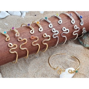 Bracelets de mode plaqués or et argent avec design en fil torsadé et accents de pierres colorées pour la revente - Product Image 3