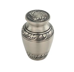 Urne funéraire en laiton de haute qualité gravée à la main Design Vintage souvenir gravée urne en laiton - Product Image 3
